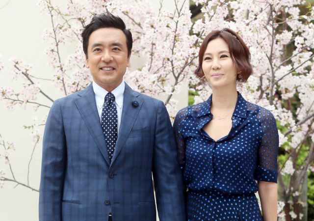 배우 김남주가 지금까지 공개된 적 없던 도심 속 전원 주택을 공개했다. 사진은 지난 2014년 서울 장충동 신라호텔에서 열린 배우 오지호 결혼식을 축하하기 위해 참석한 배우 김남주, 김승우 부부. /사진=머니투데이