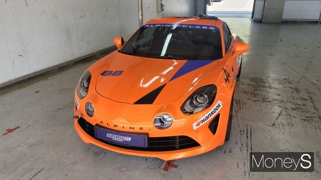 르노그룹 알핀 기술이 적용된 경량 스포츠카 'A110S'는 고성능 주행 경험을 느낄 수 있다. /사진=김창성 기자