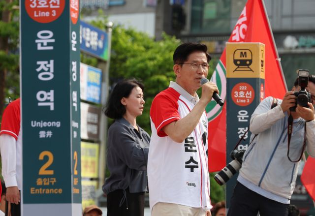 김문수 국민의힘 대선 후보가 21일 경기 파주에서 유권자들의 지지를 호소했다. 사진은 이날 파주 유세에 나선 김 후보. /사진=뉴시스