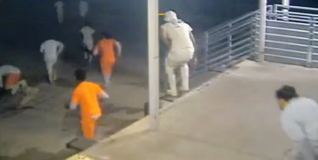미국 루이지애나주 뉴올리언스 교도소에서 탈옥수를 도운 교도소 관리 직원이 체포된 후 혐의를 인정했다. 사진은 지난 16일(현지시각) 교도소를 탈옥한 이들의 모습이 CCTV에 잡힌 모습. /사진=로이터