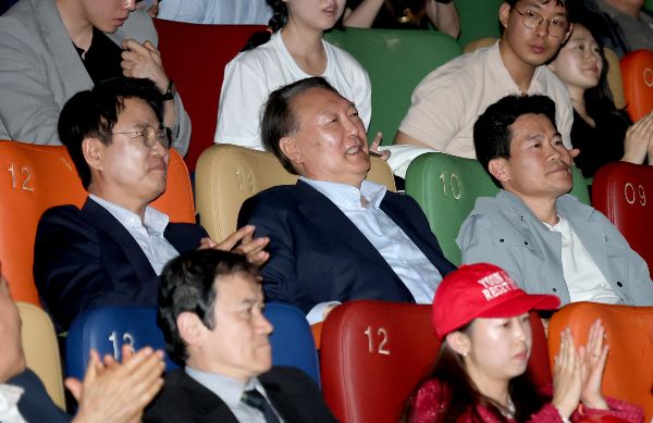 사진은 윤석열 전 대통령이 21일 오전 서울 메가박스 동대문에서 영화 ‘부정선거, 신의 작품인가’ 관람을 하고 있는 모습. 왼쪽부터 이영돈PD, 윤 전 대통령, 전한길 전 강사. /사진=뉴스1(공동취재단)