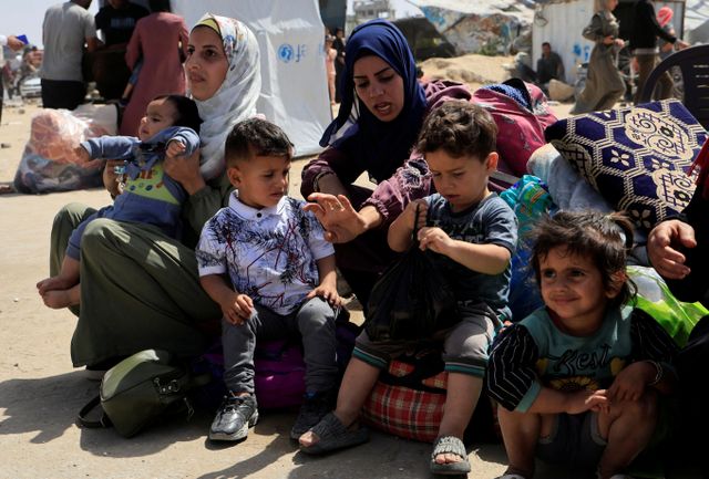 유엔이 이스라엘의 봉쇄로 기근을 겪고 있는 가자지구에 대해 48시간 내 구호품이 전달돼야 한다고 강조했다. 사진은 지난 19일(현지시각) 가자지구 남부 칸유니스에서 팔레스타인 여성과 아이들이 집을 떠나 휴식을 취하고 있는 모습. /사진=로이터