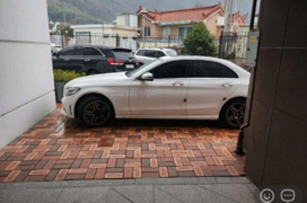 아파트 단지 내에서 민폐 주차를 반복하는 차주 때문에 불편을 겪고 있다는 사연이 전해졌다. 사진은 아파트 출입구를 막은 외제차 모습. /사진=온라인커뮤니티 보배드림 캡처