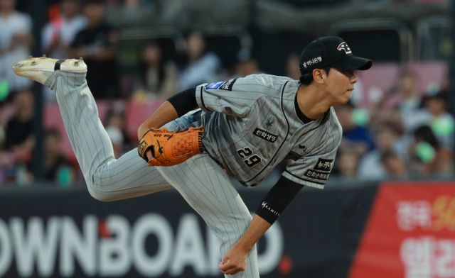 한화 이글스가 부진에 빠진 엄상백을 대신해 황준서를 선발로 내보낸다. 사진은 한화 이글스에서 활약한 황준서의 모습. /사진=뉴시스
