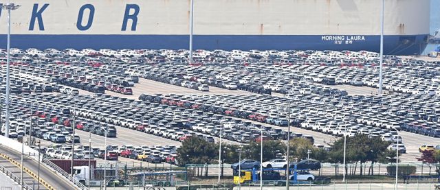 지난달 자동차산업 수출에서 하이브리드는 선전한 반면 전기차는 부진했던 것으로 조사됐다. 사진은 경기 평택항 자동차 전용부두에 선적을 기다리는 수출용 자동차. /사진=뉴시스