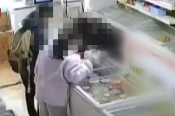 경기도 수원시 한 무인 아이스크림 매장에서 초등학생들의 절도 행위로 1000만원어치 피해를 보는 사건이 발생했다. 사진은 초등학생 무리가 경기도 수원시 무인 아이스크림 매장에서 절도 행위를 벌이는 모습. /사진=JTBC '사건반장' 캡처