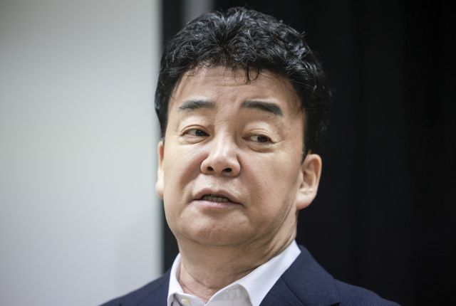 최근 각종 논란으로 방송 활동까지 중단을 선언했던 백종원 더본코리아 대표가 점주들과 더 원활한 소통을 위해 상생위원회까지 꾸린다.사진은 서울 서초구 한 회의공간에서 열린 더본코리아 주주총회에서 취재진의 질문에 답한 백종원 요리연구가. /사진=뉴시스