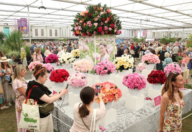세계 최대의 정원 및 원예 박람회 '2025 첼시 플라워쇼'가 개막했다. 사진은 지난 20일(현지시각) 영국 런던에서 열린 RHS 첼시 플라워쇼에서 방문객들이 행사장을 둘러보고 있는 모습. /사진=로이터
