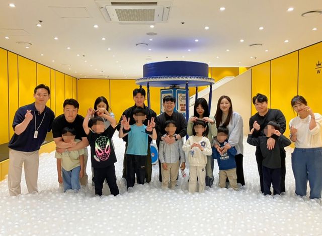 고려아연과 계열사 임직원들이 동명아동복지센터 아동들의 일일 보호자로서 키즈카페 체험 활동을 지원했다./사진=고려아연