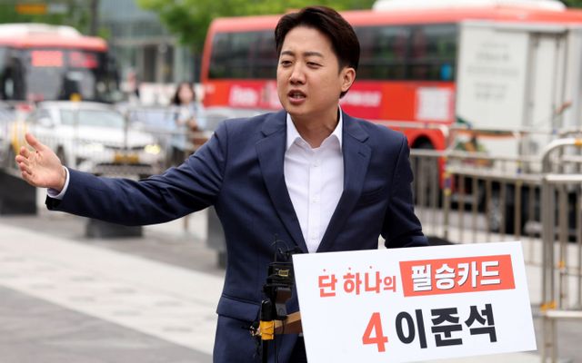 이준석 개혁신당 대선 후보가 21일 '가맹·플랫폼 공동 책임제' 공약을 발표했다. 사진은 지난 19일 서울 광화문광장에서 기자회견을 연 이 후보. /사진=뉴시스