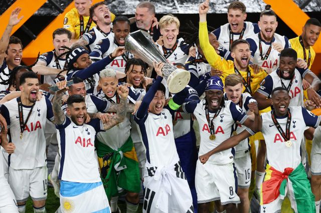 토트넘 홋스퍼 주장 손흥민이 우승의 기쁨을 만끽했다. 사진은 유럽축구연맹 유로파리그 우승을 차지한 토트넘 선수단의 모습. /사진=로이터