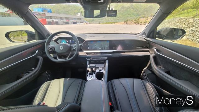 그랑 콜레오스 '에스프리 알핀'의 실내는 시인성이 뛰어나다. /사진=김창성 기자