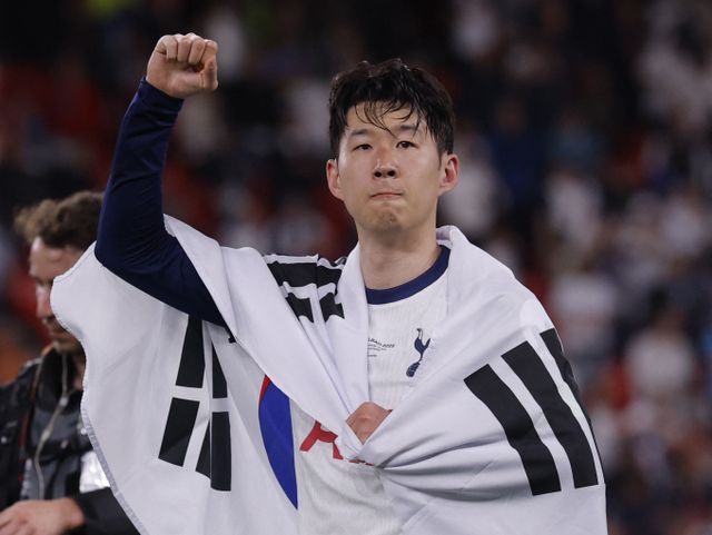 한국 축구 '간판' 손흥민(토트넘)이 유럽축구연맹(UEFA) 유로파리그(UEL) 정상에 오르며 프로 데뷔 15년 만에 첫 우승컵을 들어 올렸다. 사진은 22일(한국 시간) 스페인 빌바오의 산 마메스 경기장에서 열린 맨체스터 유나이티드(맨유 이상 잉글랜드)와의 2024~2025시즌 UEL 결승전에서 승리한 손흥민. /사진=로이터