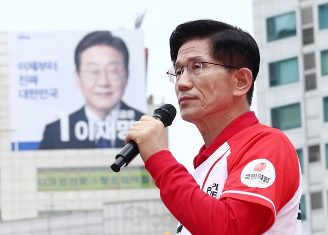 김문수 국민의힘 대선 후보가 21일 오후 경기 김포 유세에서 공직선거법 개정안을 비판했다. 사진은 이날 경기 고양 유세에서 유권자들의 지지를 호소하는 김 후보. /사진=뉴시스(공동취재)