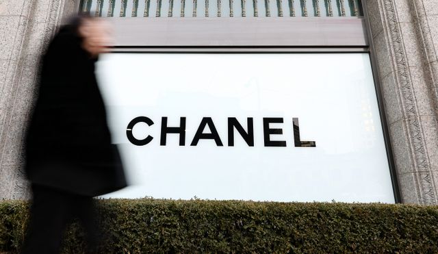 프랑스 명품 브랜드 샤넬의 지난해 영업이익이 30%로 전년 대비 약 3분의1 감소했다. 사진은 지난 1월8일 서울 시내 한 샤넬 매장 앞으로 시민들이 지나가는 모습. /사진=뉴시스
