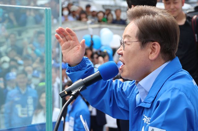 이재명 더불어민주당 대선 후보가 21일 인천 지역 집중 유세를 벌였다. 사진은 이날 인천 부평구 부평역 북광장에서 지지를 호소 중인 이 후보. /사진=공동취재