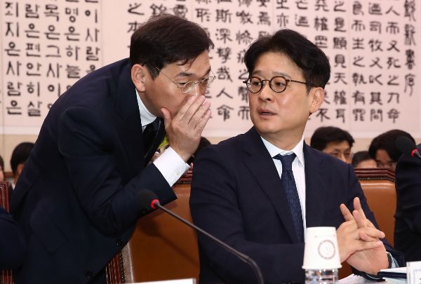 이창수 서울중앙지검장과 조상원 4차장 검사가 동반 사의를 표명했다. 사진은 조상원 중앙지검4차장 검사와(왼쪽) 이창수 서울중앙지검장이 대화를 나누는 모습. /사진=뉴스1