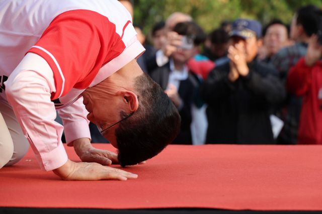 김용태 국민의힘 비상대책위원장이 이준석 개혁신당 대선 후보에게 협력을 제안했다. 사진은 전날 경기 하남 유세에서 큰절하는 김문수 국민의힘 후보. /사진-뉴시스(공동취재)