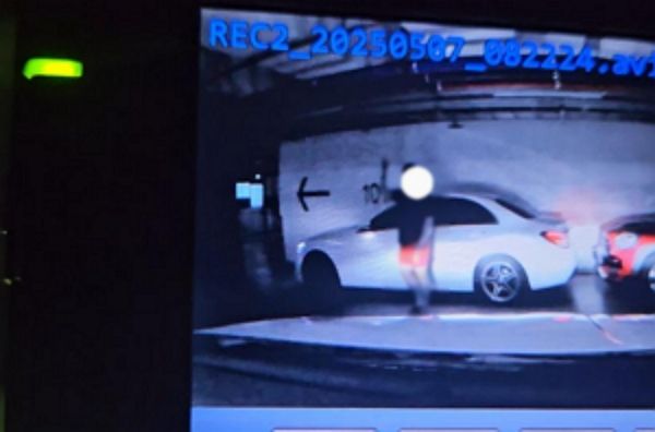 아파트 단지 내에서 민폐 주차를 반복하는 차주 때문에 불편을 겪고 있다는 사연이 전해졌다. 사진은 코너에 이중 주차를 한 외제차주 아들 모습. /사진=온라인커뮤니티 보배드림 캡처