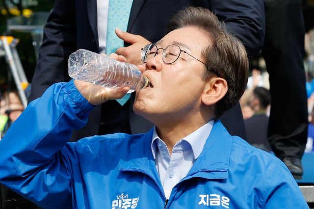 이재명 더불어민주당 대선 후보가 21일 김문수 국민의힘 후보의 '방탄 경호' 비판을 꼬집었다. 사진은 이날 인천 부평역 광장을 찾아 유세를 마친 뒤 물을 마시는 이 후보. /사진=뉴스1