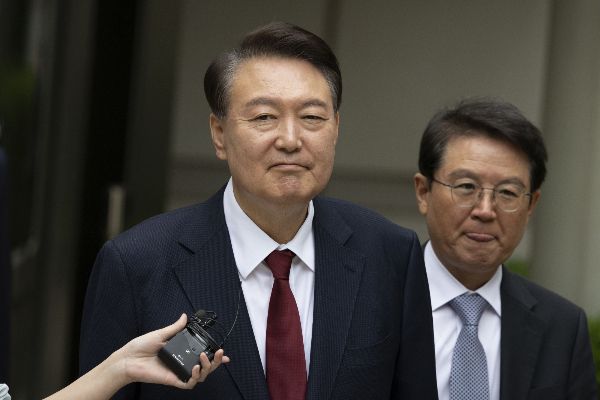 윤석열 전 대통령이 21일 부정선거 의혹을 다룬 다큐멘터리 영화 '부정선거, 신의 작품인가'를 관람한다. 사진은 윤석열 전 대통령이 내란 우두머리 혐의, 직권남용 권리행사방해 혐의 사건 4차 공판의 오전 재판 종료 후 점심 식사를 위해 나서는 모습. /사진=뉴스1