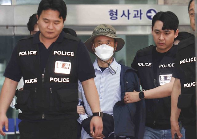 흉기를 휘둘러 4명을 다치게 한 혐의로 긴급체포된 차철남이 21일 경기 시흥경찰서에서 영장실질심사를 받기 위해 수원지방법원 안산지원으로 호송되고 있는 모습. /사진=뉴시스