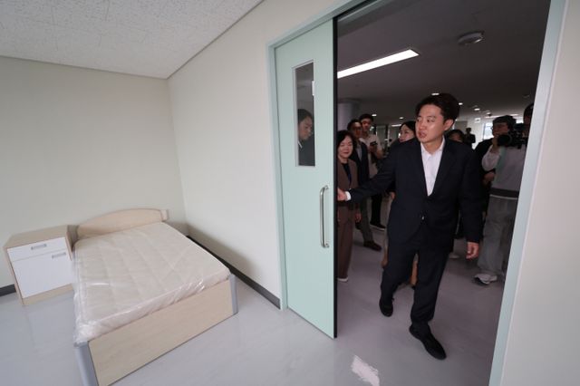 이준석 개혁신당 대통령 후보가 21일 오후 경기 성남시 성남의료원을 방문해 병실을 둘러보고 있다. /사진=공동취재 