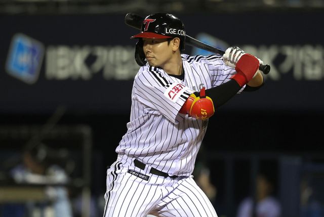 LG트윈스 외야수 홍창기가 무릎 부상으로 수술대에 올랐다. 사진은 LG트윈스에서 활약한 홍창기의 모습. /사진=뉴시스 