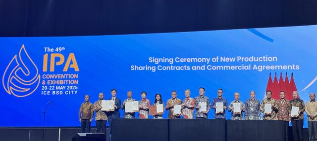 21일 인도네시아 ICE에서 열린 인도네시아 석유·가스 산업 전시회 ‘IPA 컨벡스 2025’에서 바흘릴 라하달리아 에너지광물자원부 장관 (맨 왼쪽), 조코 시스완토 석유·가스 관리청장 (맨 오른쪽), 김경준 SK어스온 기획사업지원실장 (왼쪽 세 번째) 등이 참석해 세르팡 광구와 비나이야 광구의 생산물분배계약을 체결했다./사진=SK이노베이션