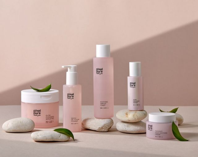 글로벌 종합 엔터테인먼트 기업 고스트스튜디오가 신규 화장품 브랜드 '픽셀퓨어'(PIXELPURE)를 론칭하며 K-뷰티 시장에 새로운 도전을 선언했다. 사진은 '고스트 시즌1'은 '진정 & 광채 라인'으로 대표 제품인 '아우라 래디언스 세럼'을 포함한 기초 스킨케어 5종으로 구성된 이미지. /사진=고스트스튜디오
