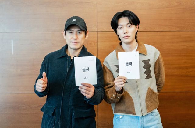 넷플릭스가 신작 시리즈 '들쥐' 제작을 확정하고 배우 류준열, 설경구 캐스팅을 공개했다. 사진은 류준열(오른쪽)과 설경구가 '들쥐' 대본을 들고 기념촬영을 한 모습. /사진=넷플릭스 제공