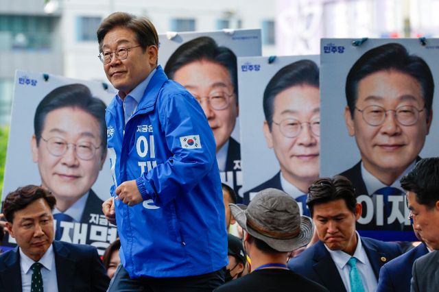 사진은 이날 오후 인천 서구 롯데마트 청라점 앞을 찾아 연단에 오르는 이 후보. /사진=뉴스1