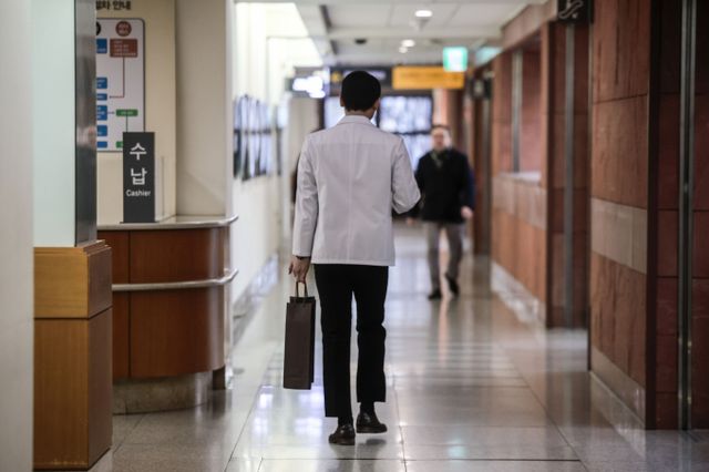 사진은 지난 2월 서울시내 한 대학병원에서 이동하는 의료진. /사진=뉴시스