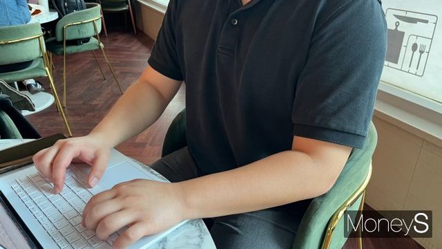 1인 가구 청년 이영호씨(26·가명)가 주거 안전을 보장해줄 수 있는 대통령을 원한다고 밝혔다. 사진은 지난 21일 기자와 인터뷰를 진행한 이씨. /김동욱 기자