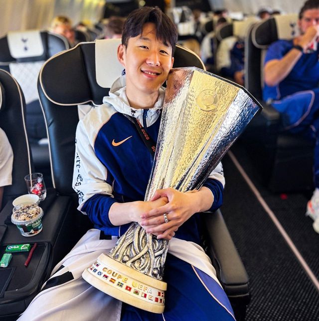 유로파리그에서 우승한 토트넘 홋스퍼 주장 손흥민 선수가 우승 트로피를 품에 안고 금의환향했다. 사진은 23일(한국시각) 영국으로 돌아가는 비행기 안에서 손흥민 선수가 UEFA 유로파리그 우승컵을 안고 미소를 지은 모습. /사진=토트넘 홋스퍼 인스타그램