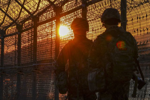 해병대 2사단 장병들이 김포시 한강 하구 중립수역 일대 접경지역에서 수제선 주변에 대한 수색정찰을 실시하며, 적의 침투 흔적, 접안 부유물, 철책 이상 유무 등을 면밀히 점검하고 있다. /사진=뉴스1