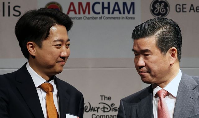  이준석 개혁신당 대통령 후보가 22일 오후 서울 용산구 그랜드하얏트서울에서 열린 주한미국상공회의소(AMCHAM·암참) 간담회에 앞서 제임스 김 암참 회장과 인사를 나누고 있다. /사진=뉴스1