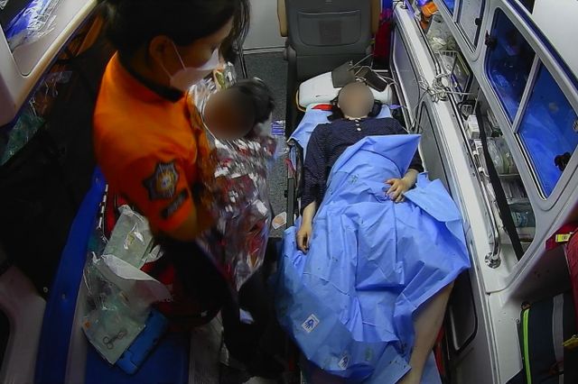 양수가 터진 임산부가 병원이로 이송되던 중 119 구급차 안에서 출산했다. 사진은 지난 21일 119구급차 안에서 구급대원이 갓 태어난 아기를 안고 있는 모습. /사진=뉴시스(인천소방본부 제공) 