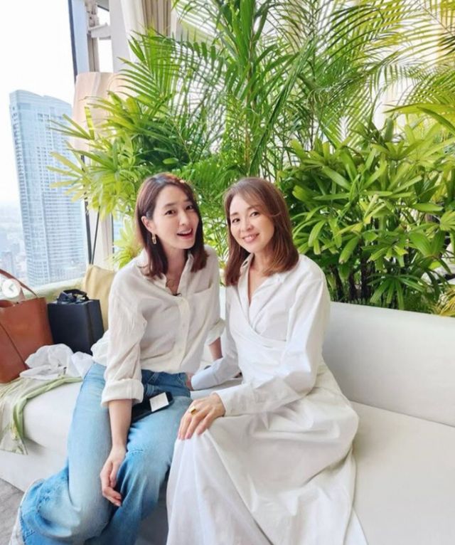 방송인 추성훈 아내인 모델 야노 시호가 배우 이민정을 만나 인증샷을 올렸다. 사진은 모델 야노 시호와 배우 이민정이 함께 미소를 지으며 기념촬영을 한 모습. /사진=야노시호 인스타그램 캡처