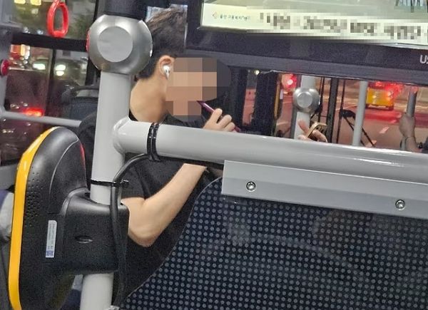 울산 한 시내버스 안에서 남학생이 양치질을 하는 모습이 포착됐다. 사진은 한 남학생이 울산 시내버스에서 양치질 하는 모습./사진=민원인 SNS 캡처