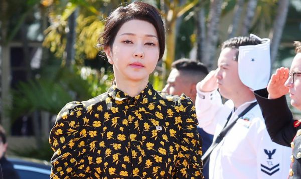 검찰이 건진법사 통화 내역을 확인하는 과정에서 김건희 여사가 건진법사에게 두 차례 전화한 사실을 확인했다. 사진은 김건희 여사가 지난해 워싱턴 D.C로 향하는 공군 1호기 탑승을 위해 이동하는 모습. /사진=뉴시스