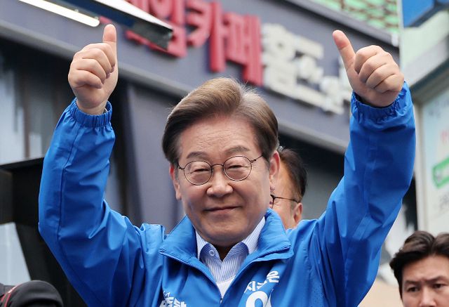 이재명 더불어민주당 대선 후보가 22일 유로파리그 우승 트로피를 차지한 손흥민 선수에게 축하의 메시지를 보냈다. 사진은 지난 20일 경기 의정부에서 유세 중인 이 후보. /사진=뉴시스