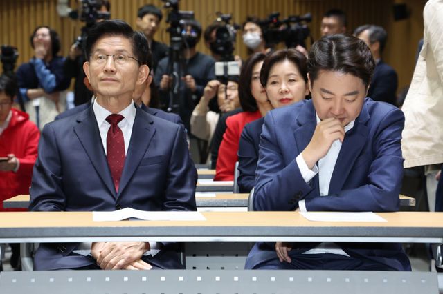 김문수 국민의힘 대선 후보와 이준석 개혁신당 대선 후보의 단일화 여부가 주목된다. 사진은 지난 19일 약자와 동행하는 서울 토론회에 참석한 김 후보(왼쪽)와 이 후보. /사진=뉴스1