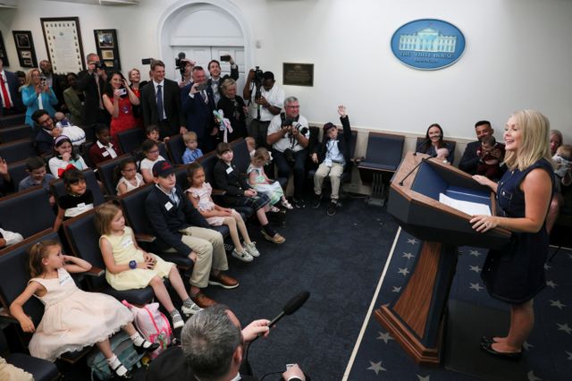 미국 워싱턴D.C 백악관에서 '아이들을 직장에 데려오는 날'을 맞아 백악관 직원들과 출입 기자들 자녀들을 초청했다. 사진은 백악관 대변인과 질의응답 시간을 갖는 아이들의 모습. /사진=로이터