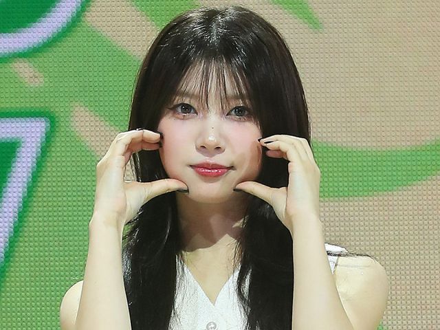 걸그룹 '아일릿' 멤버 모카가 손가락 부상을 당해 팬들의 걱정을 샀다. 사진은 지난해 10월21일 아일릿 모카가 서울 광진구 예스24 라이브홀에서 진행된 미니 2집 'I'LL LIKE YOU' 쇼케이스에 참석해 포즈를 취하고 있는 모습. /사진=머니투데이