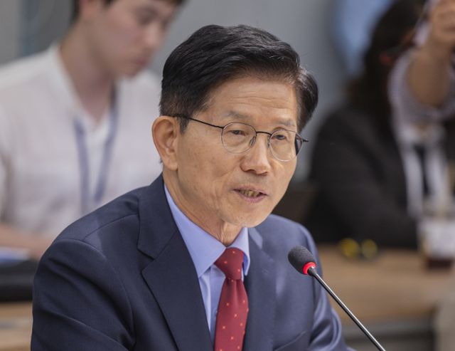 김문수 국민의힘 대선 후보가 22일 오후 '여성 정책 협약식'에 참석해 여성 지원을 약속했다. 사진은 이날 대한의사협회를 방문한 김 후보. /사진=뉴스1(공동취재)