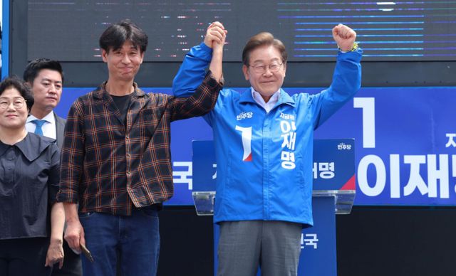  이재명 더불어민주당 대선 후보가 22일 오전 제주시 일도일동 동문로터리에서 열린 유세에서 배우 박혁권와 함께 지지자에게 인사했다. /사진=뉴시스