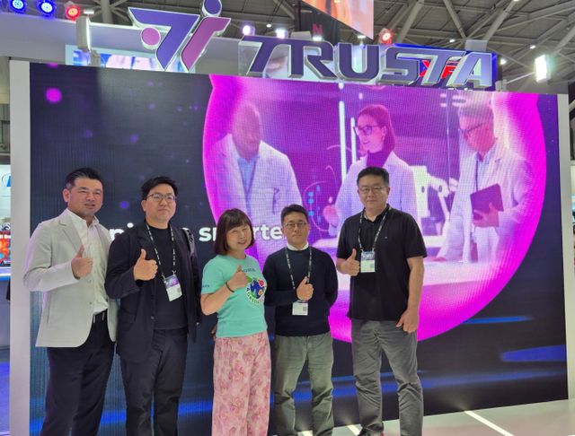 '퓨텍스 2025'에서 대만 SSD 모듈 기업 에이데이터가 파두와 협력해 기업용 SSD 브랜드 '트러스타'를 새롭게 런칭했다. 사진은 왼쪽부터 찰리 우 에이데이터 부사장, 김태균 파두 CBO, 셸리 첸 에이데이터 사장, 이지효 파두 대표이사 CEO, 남이현 파두 대표이사 CTO. /사진=파두