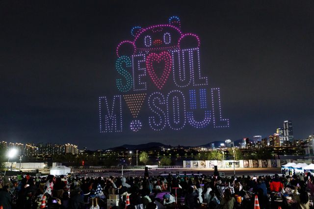 오는 25일 서울 뚝섬한강공원에서 '2025 한강 드론 라이트 쇼' 특별 공연이 열린다. 사진은 올 상반기에 진행된 한강 불빛 공연 현장./사진=서울시 제공