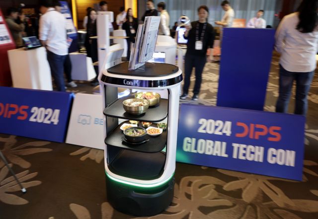 세종시가 식품접객업소 인건비 절감을 돕기 위해 스마트기술 보급을 지원한다. 사진은 지난해 11월26일 서울 영등포구 콘래드 서울 호텔에서 열린 '글로벌 초격차 테크 컨퍼런스'에서 서빙로봇이 전시된 모습. /사진=뉴시스